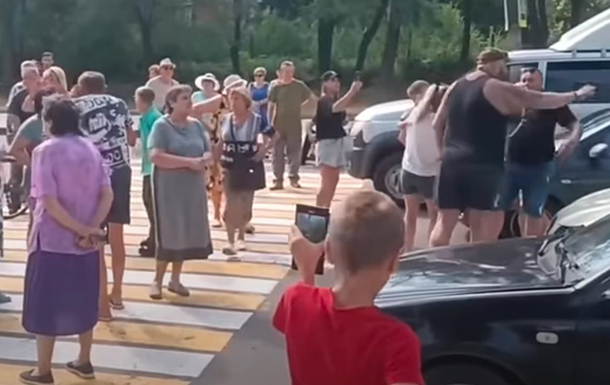 В Донецке люди перекрыли дорогу и требуют дать воду