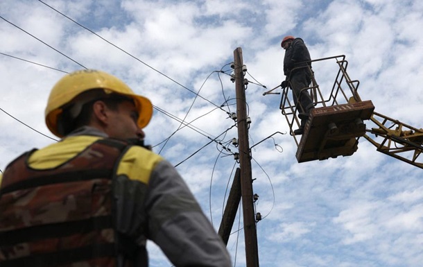 Енергетики за добу підключили 10 тисяч споживачів після обстрілів