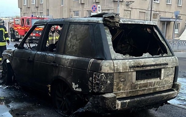 На Харківщині палії знищили понад 40 автомобілів військовослужбовців