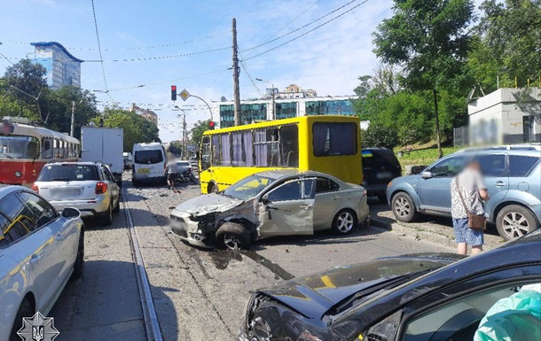 У Києві через аварію на трамвайній колії ускладнено рух транспорту