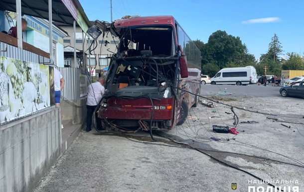 В Хмельницкой области автобус попал в ДТП: пострадали семь детей и взрослый