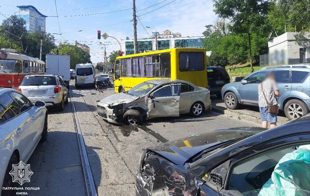 Масштабная авария в центре Киева: есть пострадавшие