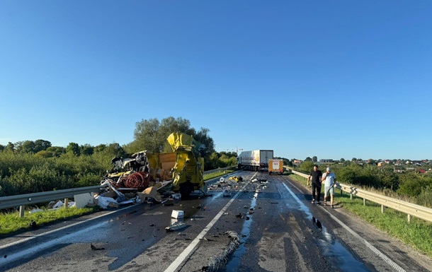 Загинули водії вантажівки та мікроавтобуса в ДТП на Львівщині