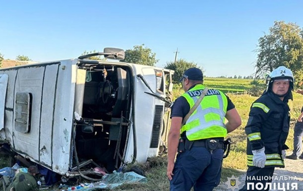 На Хмельниччині перекинувся автобус з дітьми: є загиблі