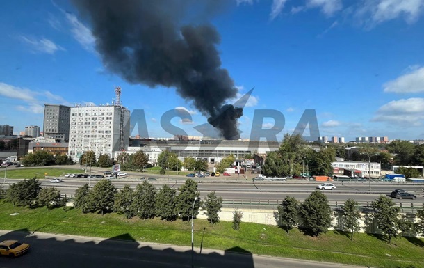 У Підмосков ї сталася масштабна пожежа на території заводу