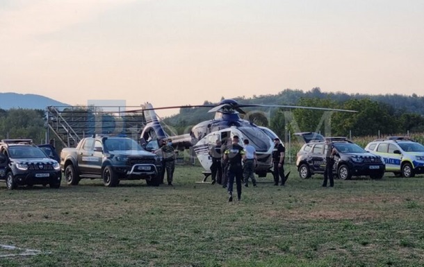 На Закарпатті троє чоловіків напали на прикордонника і відібрали зброю