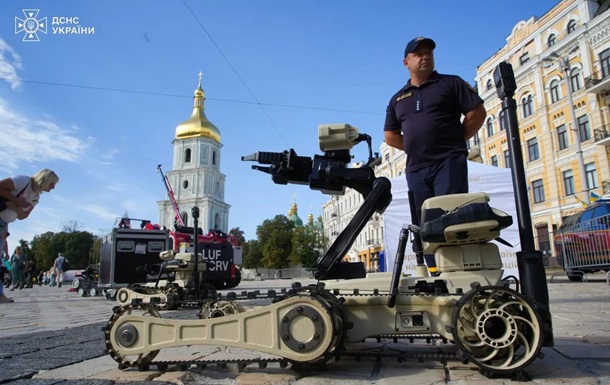 В центре Киева проходит выставка дронов и роботов