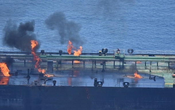 В Красном море после атаки хуситов третий день горит танкер