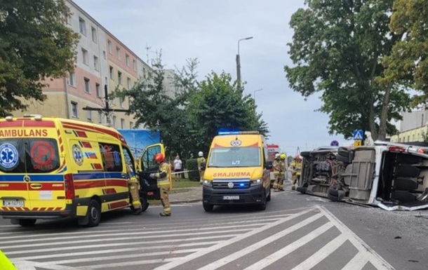 В Польше столкнулись машина и автобус: 13 пострадавших