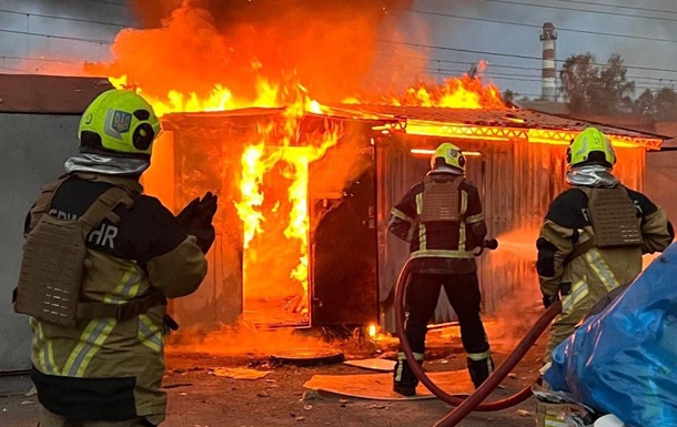 В ГСЧС показали фото последствий удара по Киеву