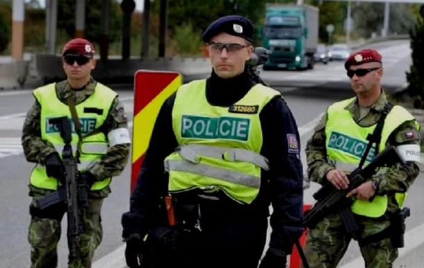 У Чехії у вантажівці виявили десятки мігрантів та мертву жінку