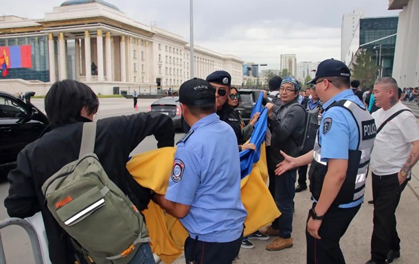 Візит Путіна: в Монголії на протесті заважали розгорнути прапор України 