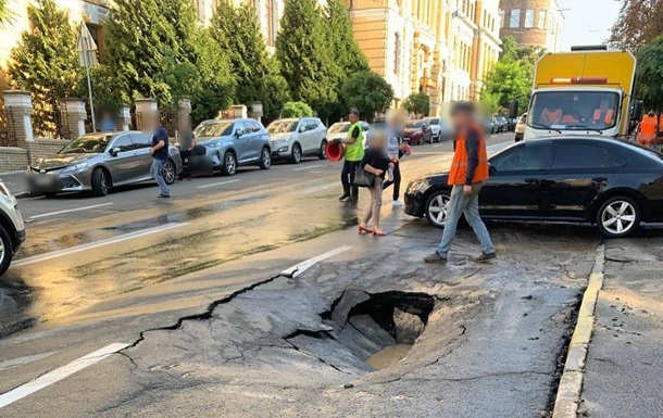 В центре Киева прорвало трубу и затопило улицу