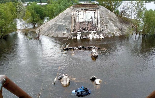 Загрязнение в Десне скопилось под разрушенным мостом в Чернигове