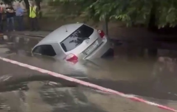 В Киеве автомобиль провалился под асфальт