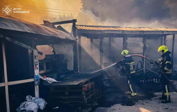 На Київщині ліквідували масштабну пожежу на складах