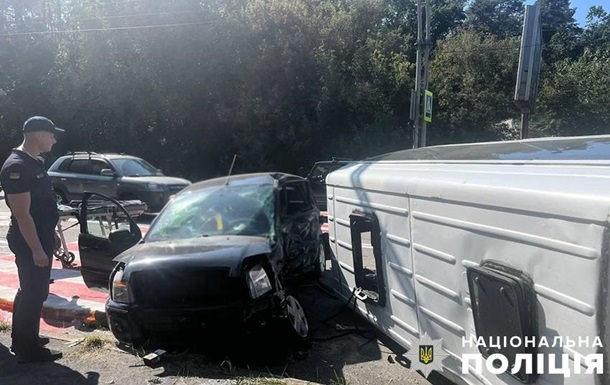 У Києві мікроавтобус потрапив у ДТП, є жертви