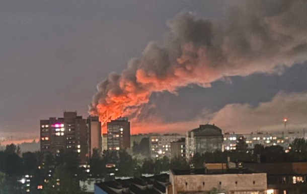 У Ярославлі сталася масштабна пожежа на паливному складі