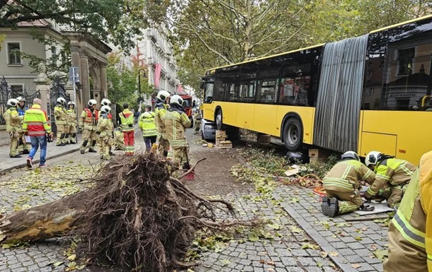 В немецком Дрездене при аварии автобуса пострадали 30 человек