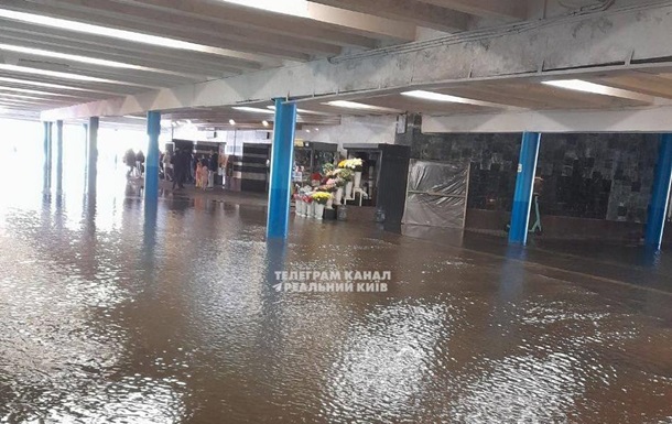 В Киеве прорвало водопровод, закрыта станция метро Дорогожичи