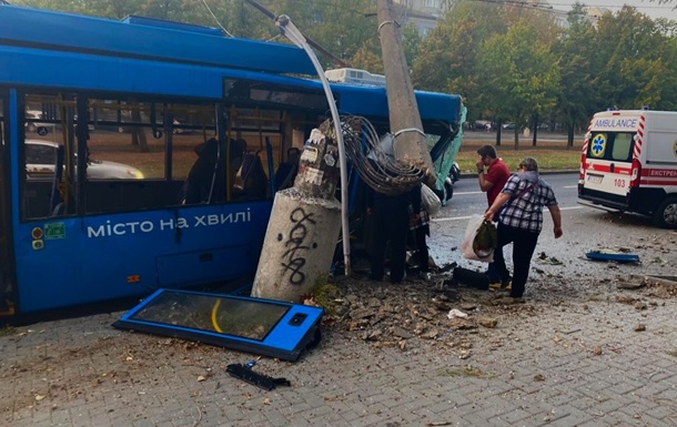 У Миколаєві тролейбус врізався у стовп, серед постраждалих троє дітей