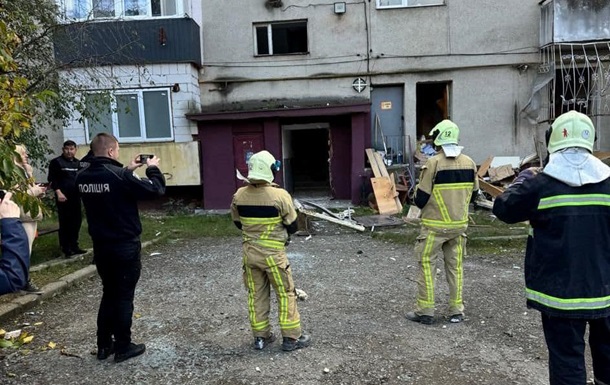 На Закарпатті у багатоповерхівці стався вибух: є жертва