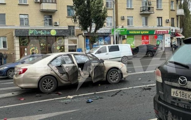 В Луганске взорвалась машина, могли пострадать военные - соцсети