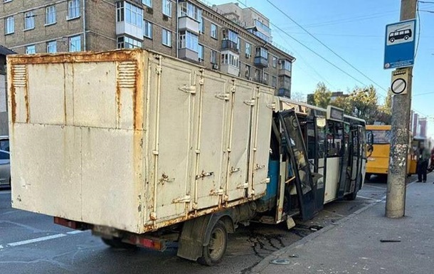 В Києві вантажівка влетіла в маршрутку: є потерпілі