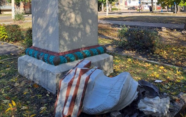 У Слов’янську невідомі скинули пам’ятник Чехову