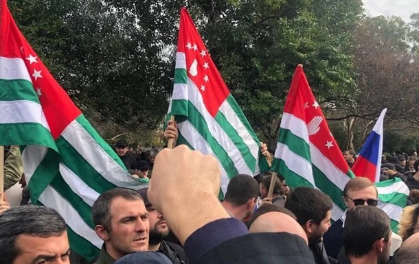 В Абхазии толпа митингующих ворвалась в парламент