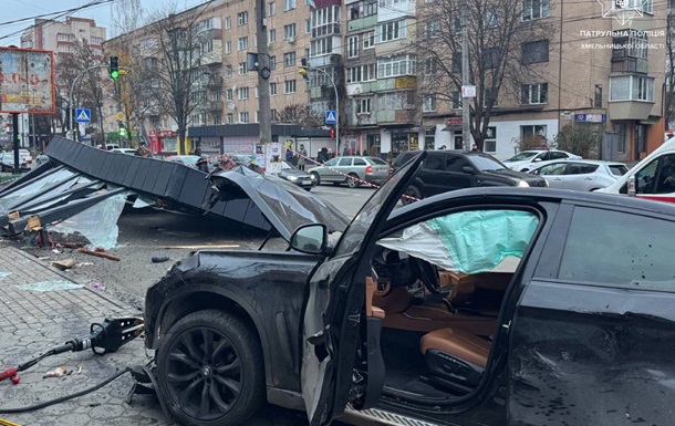 У Хмельницькому авто влетіло в зупинку: є загиблі