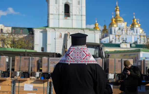 Митрополит Епифаний освятил пакет помощи для Сил обороны