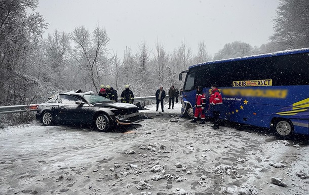 Смертельна ДТП на Закарпатті: зіткнулися легковик та автобус 