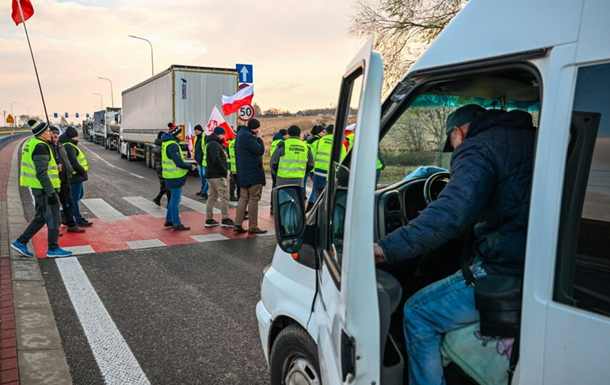 Близько 20 вантажівок стоять у черзі перед польським кордоном - ДПСУ