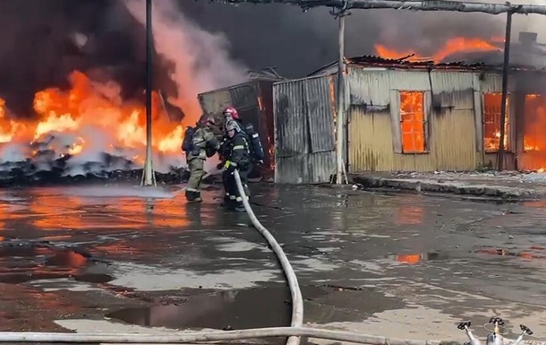 В Москве масштабный пожар: горит склад с фреоном