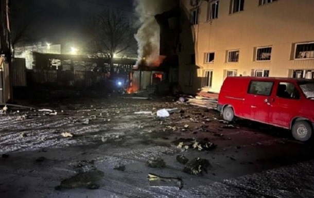 На Київщині уламки дронів пошкодили адмінбудівлю підприємства