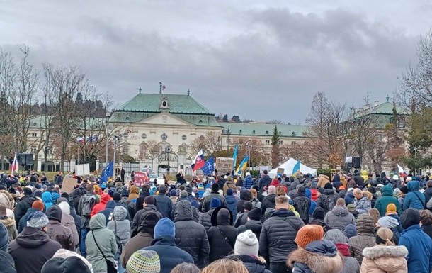 У Братиславі почалися протести через поїздку Фіцо до Путіна