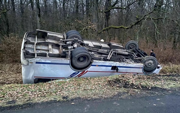 На Закарпатті перекинувся автобус, багато постраждалих