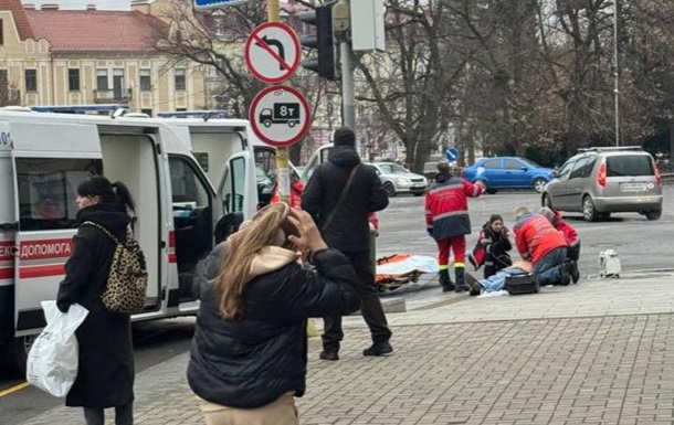 В Ужгороде посреди перехода внезапно умер мужчина