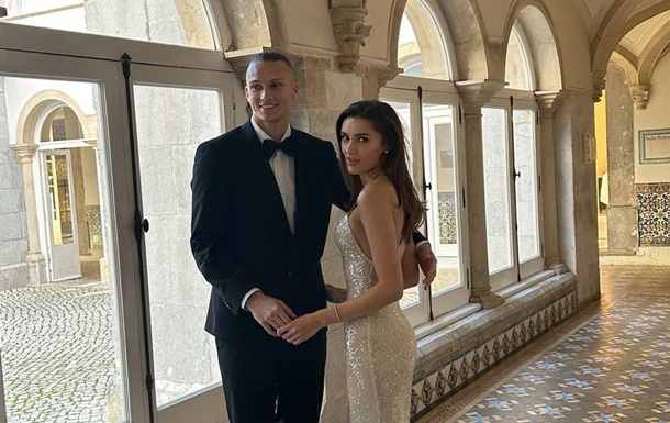 Футболист сборной Украины сделал предложение своей девушке