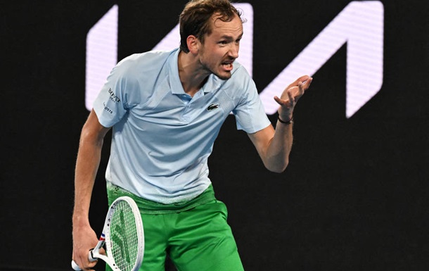 Россиянин Медведев вылетел с Australian Open, проиграв 121 ракетке мира