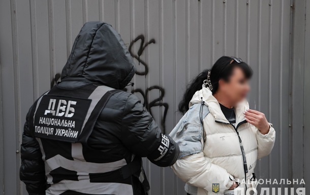 В Киеве разоблачена чиновница, требовавшая $5000 у военного