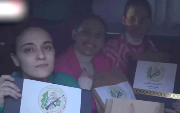 ХАМАС перед визволенням вручив ізраїльським заручницям  подарунки 