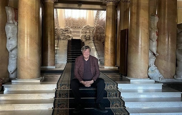 Стивен Фрай призвал мир поддерживать Украину