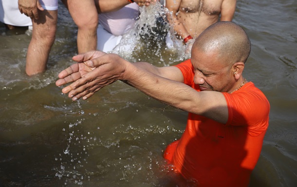 Foreign/Indian Media Gathers to Witness Holy Bath of Mauni Amawasya in Mahakumbh