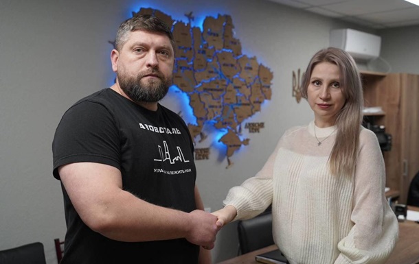 Структуры Ахметова передали технику госпиталю Азова