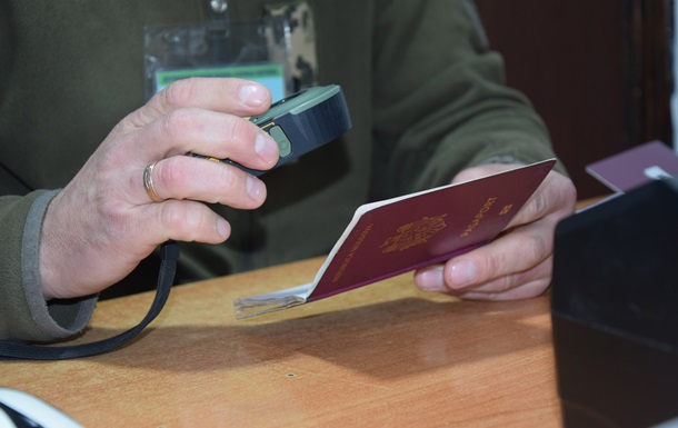 Чоловік  придбав  дітей для виїзду за кордон