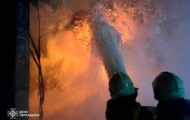 В Черкассах ликвидировали пожар после атаки дронов, отключения продолжаются