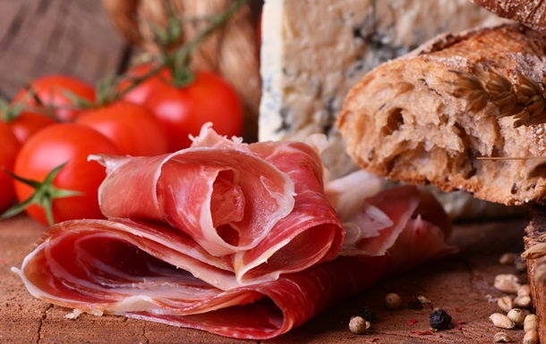 Россиянам запретили везти сыр и хамон из Европы
