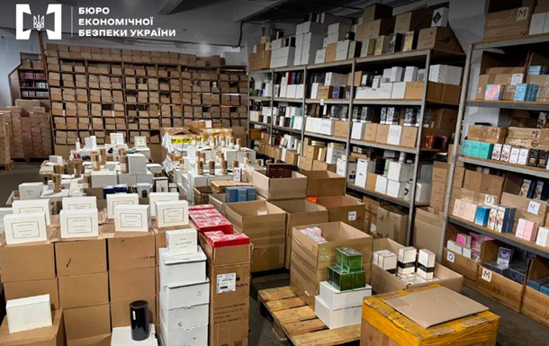 Разоблачены преступники, которые подделывали духи и косметику известных брендов